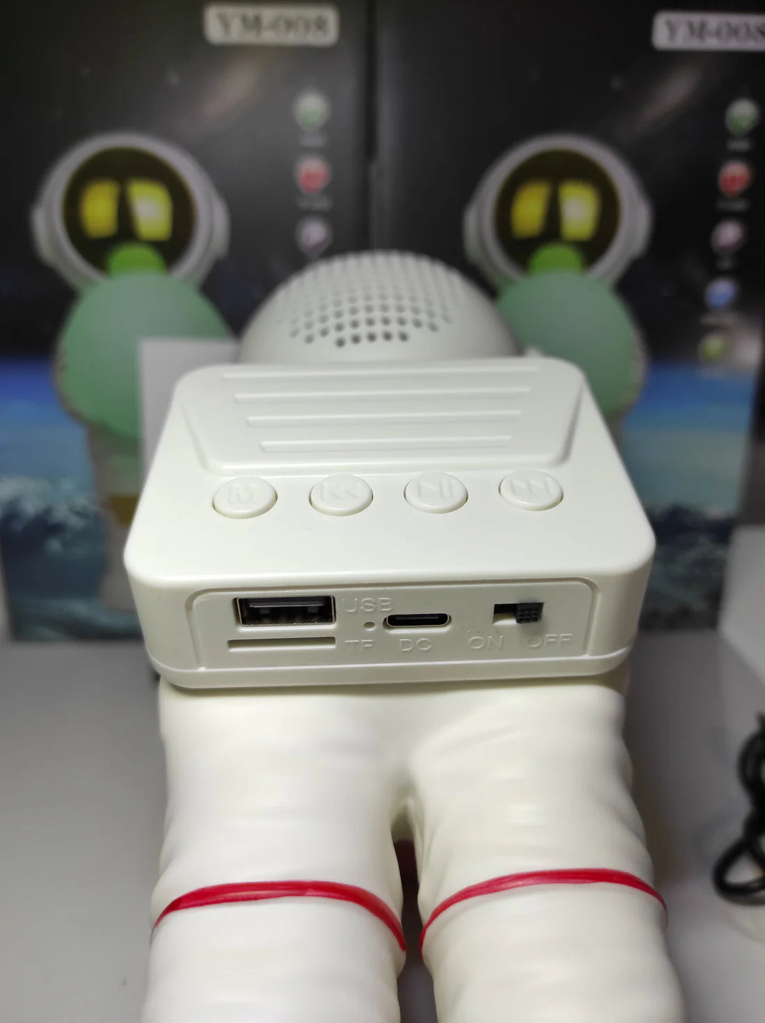 Lámpara de astronauta con altavoz